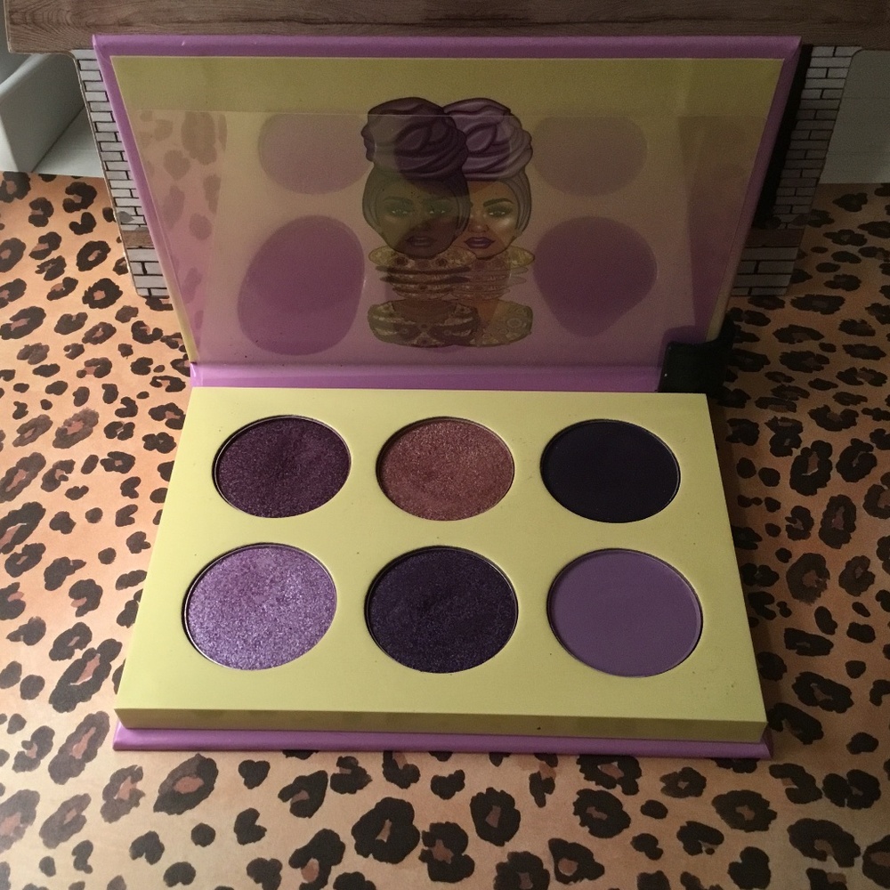 The Violets By Juvias’s Place eyeshadow Palette